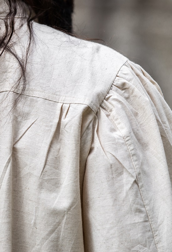 Biesenhemd mit Holzknöpfen