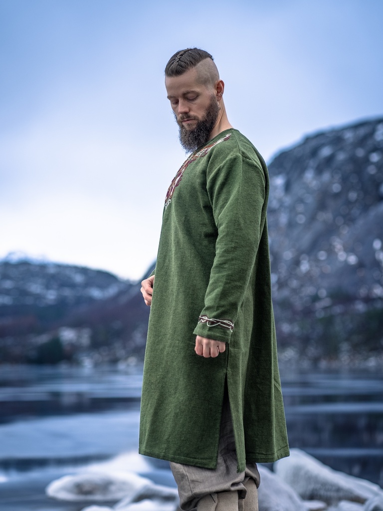 Wikinger Tunika "Snorri" mit Urnes-Stil Handstickerei Grün