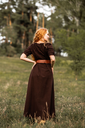 4830b-mittelalter-kleid-melisande-braun-leonardo-carbone (17).webp