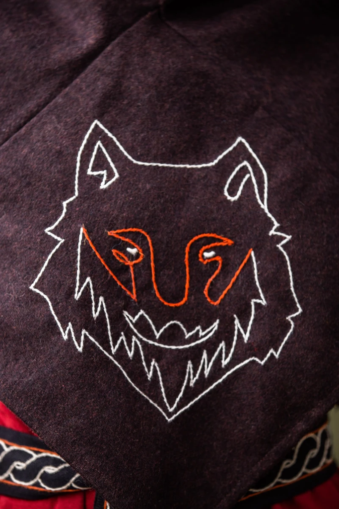skjoldehamn-gugel-halfdan-braun-mit-wolfsstickerei~6.webp