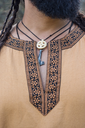 tunika-mit-borduere-halvor-honigbraun~6.webp