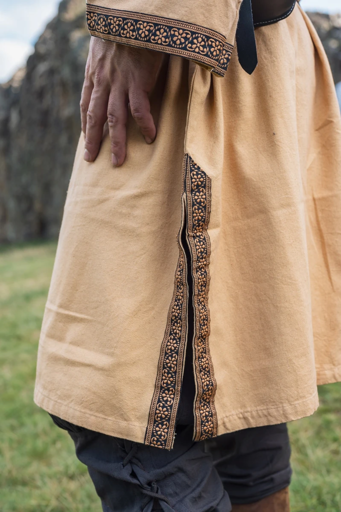 tunika-mit-borduere-halvor-honigbraun~7.webp