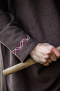 wikingertunika-freki-mit-handstickerei-braun~7.webp