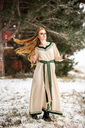 1741168731_wikingerkleid-lagertha-natur-gruen_7~18.webp