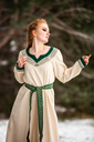 1741168724_wikingerkleid-lagertha-natur-gruen_7~11.webp