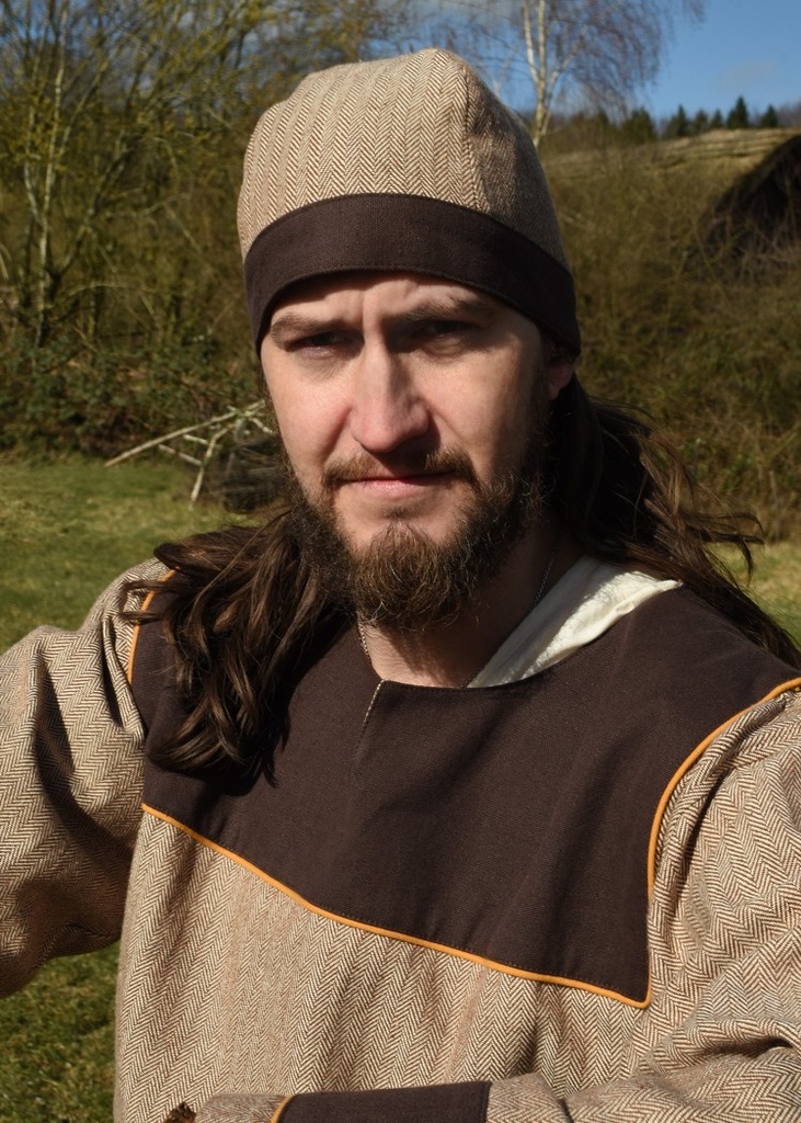 [32046] Wikinger-Kappe „Birka“ – braun, mit Fischgrätmuster, Baumwolle, historischer Schnitt (M)