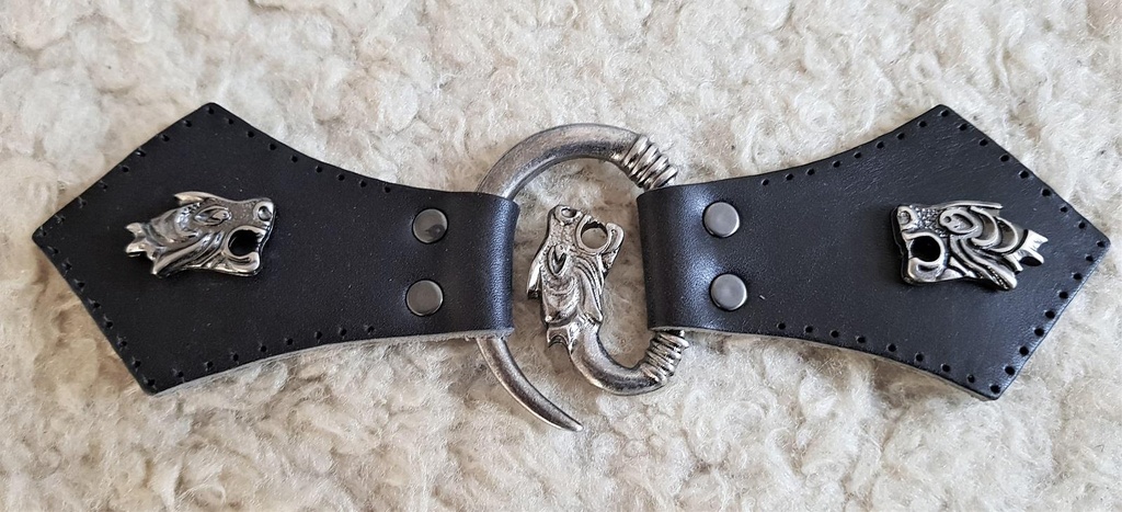 Drachenkopf-Verschluss+ in Eisenoptik – Mit Lederlaschen & Ziernieten für Umhang & Mantel