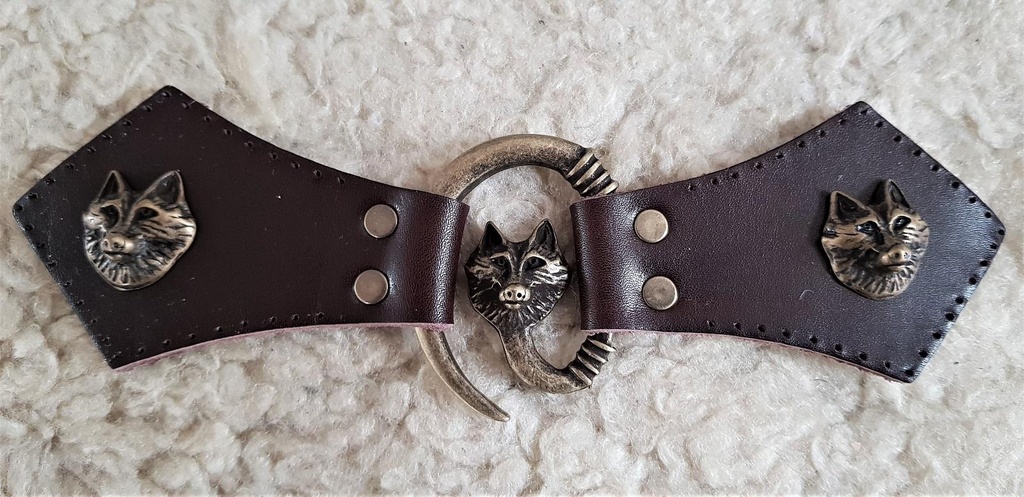 Wolfskopf Mantel-Verschluß, altmessing mit Befestigungsleder mit Wolf-Ziernieten