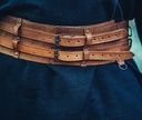 Robuster Wikinger-Gürtel "Anike" aus Leder in Cognacbraun – Handgefertigter Mittelaltergürtel mit keltischen Verzierungen