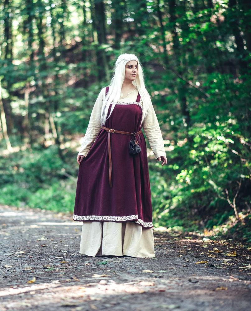 [35319-001] Überkleid "Halla"- handgestickte Bordüre Rot - Schürze Wikinger Gewand - Mittelalter Larp (S/M)