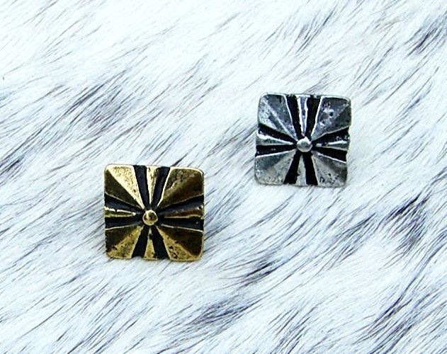 [WK-5387-2015-002] Mittelalterliche Zierniete „Quadrat“ (XS) – Replik eines spätmittelalterlichen Gürtelbeschlags (silber)