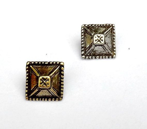 [WK-5388-2015-001] Mittelalterliche Zierniete „Pyramide“ (XS) – Spätmittelalterlicher Gürtelbeschlag in quadratischer Form (bronze)