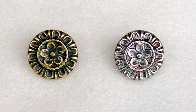 [WK-5404-2015-001] Mittelalter-Zierniete „Floral“ (S) – Blütenförmiger Gürtelbeschlag des 14.–15. Jahrhunderts (bronze)
