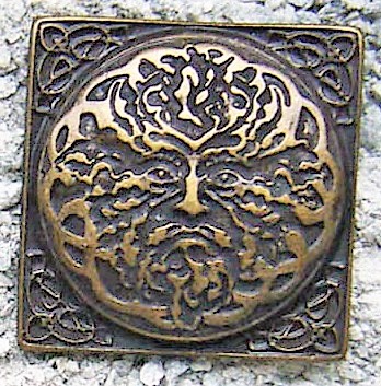 Zierbeschlag „Green Man“ – Altmessingfarbener Waldgeist-Beschlag im keltischen Stil