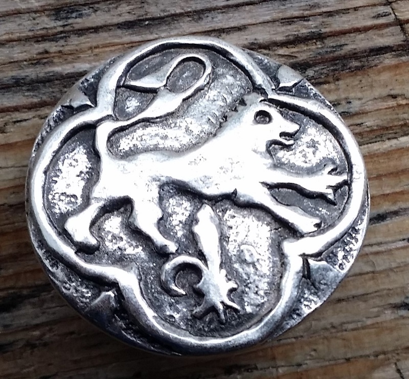 Magyarisches Untier silberfarben – Historischer Tarsoly-Beschlag mit Fabeltier für Gürtel & Gewandung