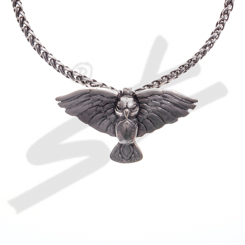 Halskette „Eule Rosmerta“ – Silberfarbener Eulenanhänger an mystischer Kette