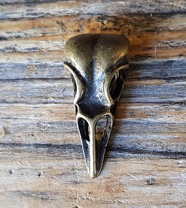 Raben-Schädel Anhänger altmessingfarben – Kleiner Wikinger-Talisman aus Zamak