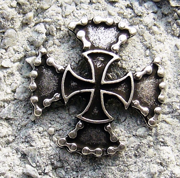 Silberfarbener Beschlag „Motorrad-Ketten-Kreuz“ – Ritterkreuz im bikeraffinen Design