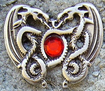 Zierbeschlag „Dragonheart Rubin“ in Silberoptik – Nordische Drachen mit rotem Glasstein, 33 x 28 mm