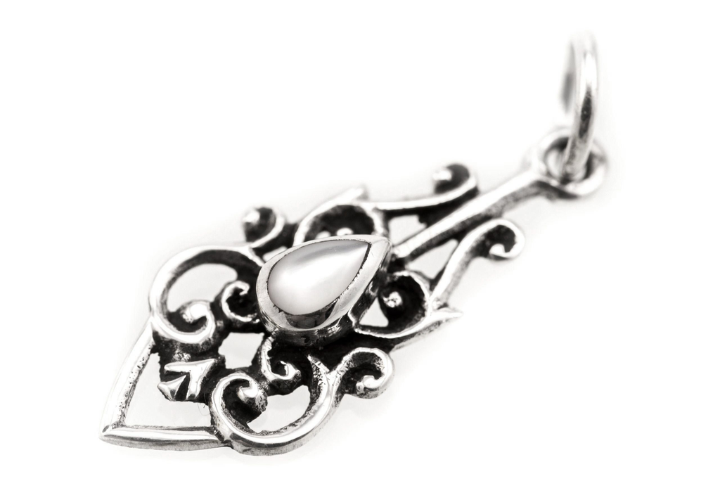 Schmuck-Anhänger DANIA 2,6 cm – Mittelalterliches Amulett mit Perlmutt aus 925er Silber für Harmonie & Eleganz