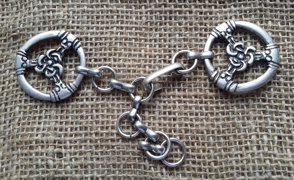 Triskele silberfarben – Keltischer Mantelverschluss mit Knotensymbol & Kette für LARP, Mittelalter & Fantasy