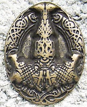 Zierbeschlag „Mjölnir“ – Thors Hammer als altmessingfarbene Applikation im Wikingerstil