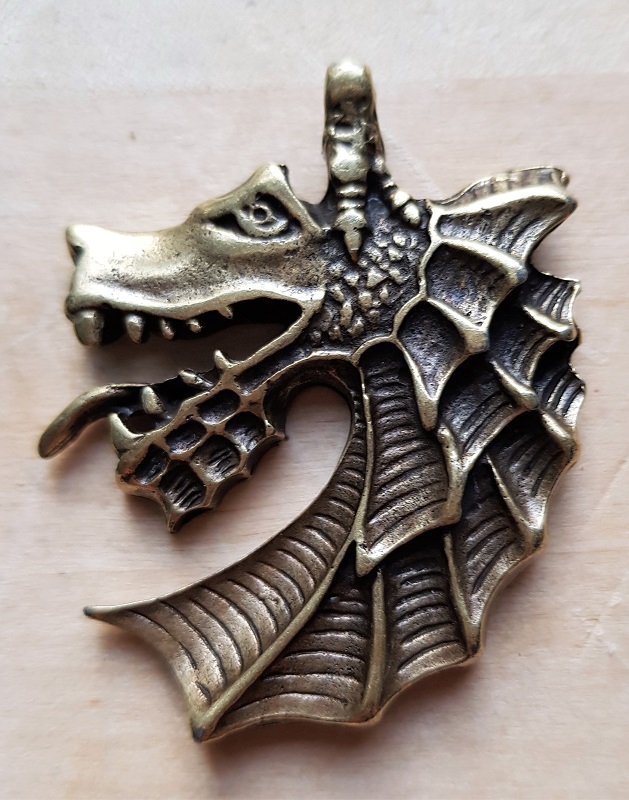 Nordischer Drachenkopf Anhänger messingfarben – Detailreicher Mythologie-Schmuck aus Zamak