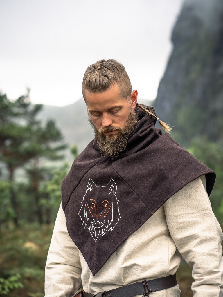 Skjoldehamn Gugel "Halfdan" in Braun mit Wolfsstickerei – Authentische Wikinger-Kopfbedeckung