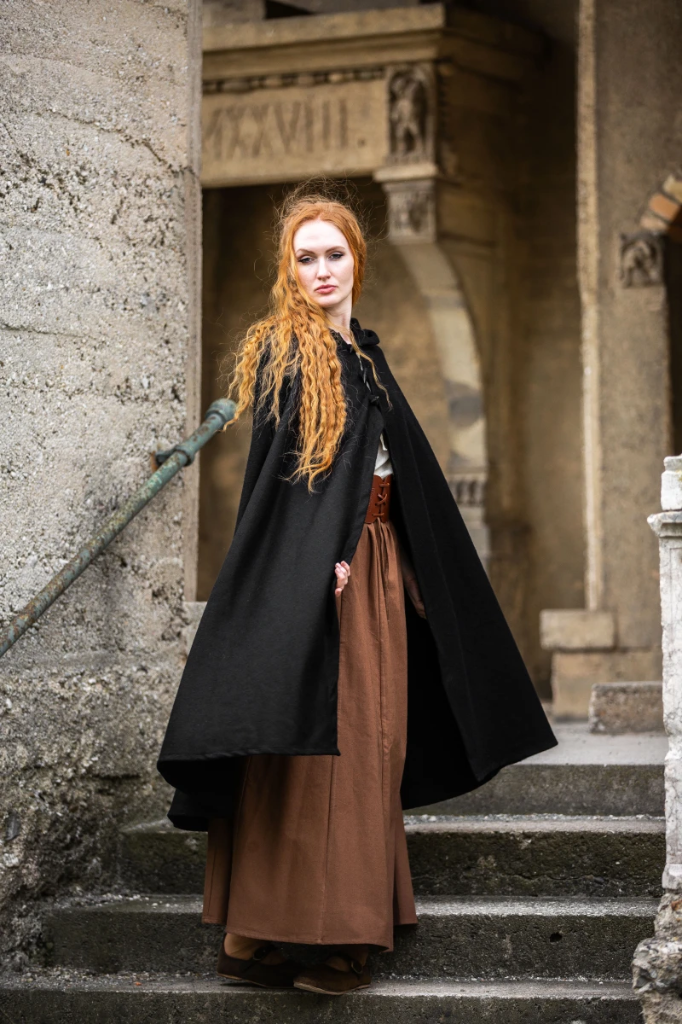 Umhang mit langen Knöpfen "Marie" in Schwarz – Eleganter Mittelalterlicher Umhang für Damen