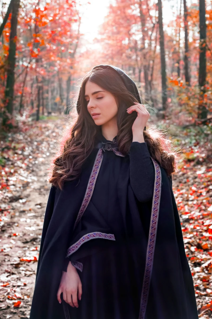 Wollumhang 'Daniel' in Schwarz – Edles Design mit Bordüre und Fibel für authentische Gewandungen