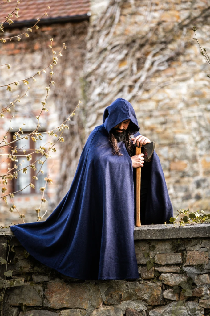 Wollumhang mit Fibel und langer Kapuze "Ilmar" in Blau – Stilvoller Schutz für historische Gewandungen