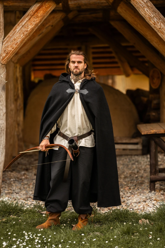 Wollumhang mit Fibel und langer Kapuze "Ilmar" in Schwarz – Eleganter Schutz für historische Gewandungen