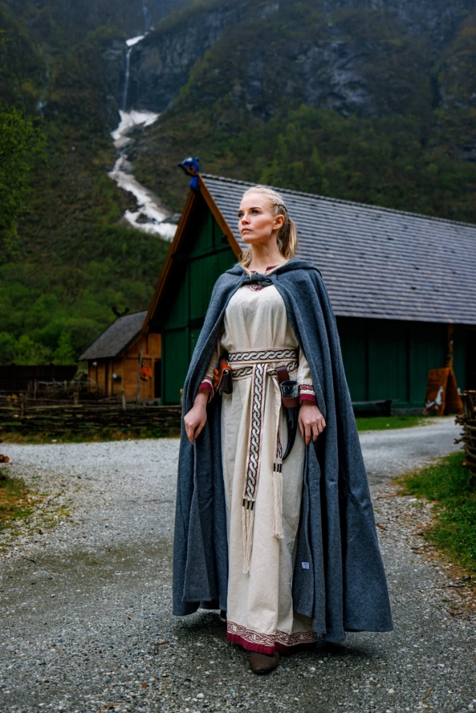 Klassischer Mittelalterumhang "Elinor" in Grau – Zeitlose Eleganz für historische Gewandungen