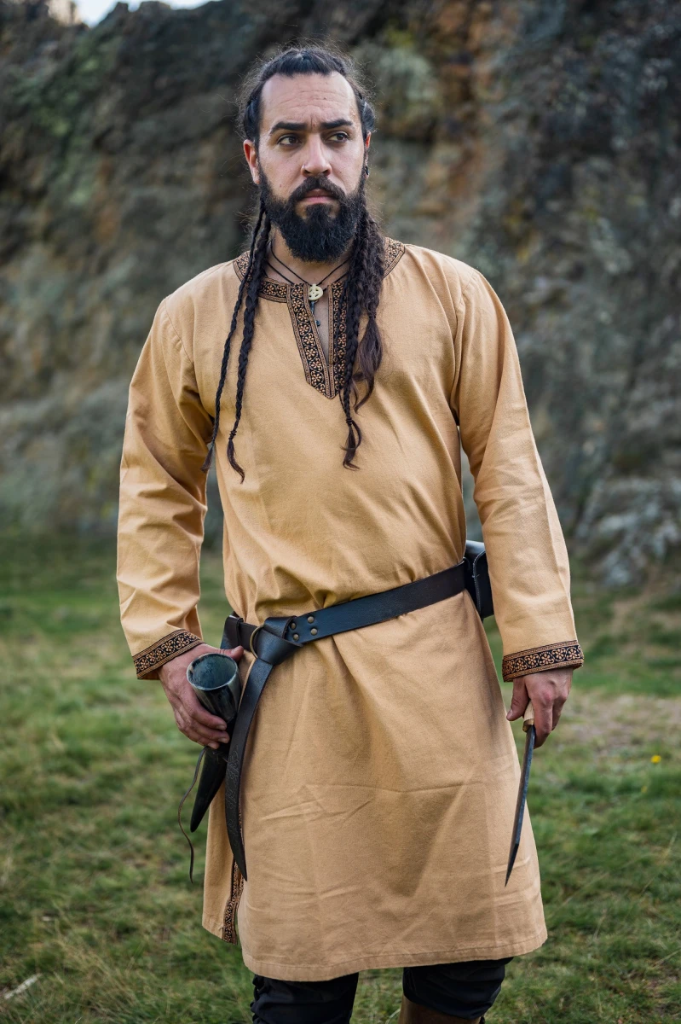 Tunika mit Bordüre Halvor – Honigbraune Mittelalterliche Herren-Tunika aus Baumwolle