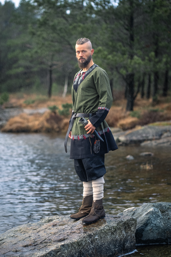 Tunika „Freydis“ Oliv – Wikinger-Gewandung mit kunstvoller Stickerei