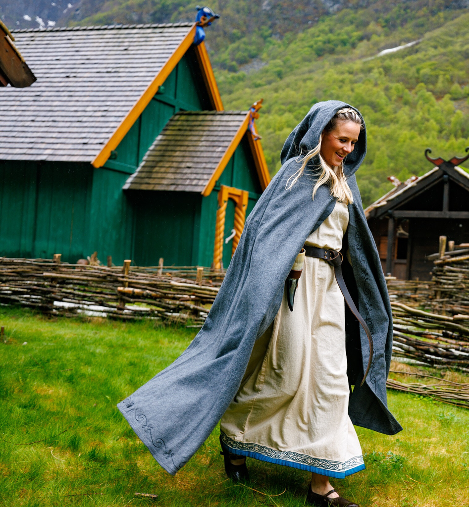 [6013gr] Mittelalter-Wollumhang „Alma“ – Schlichte Eleganz in Grau 