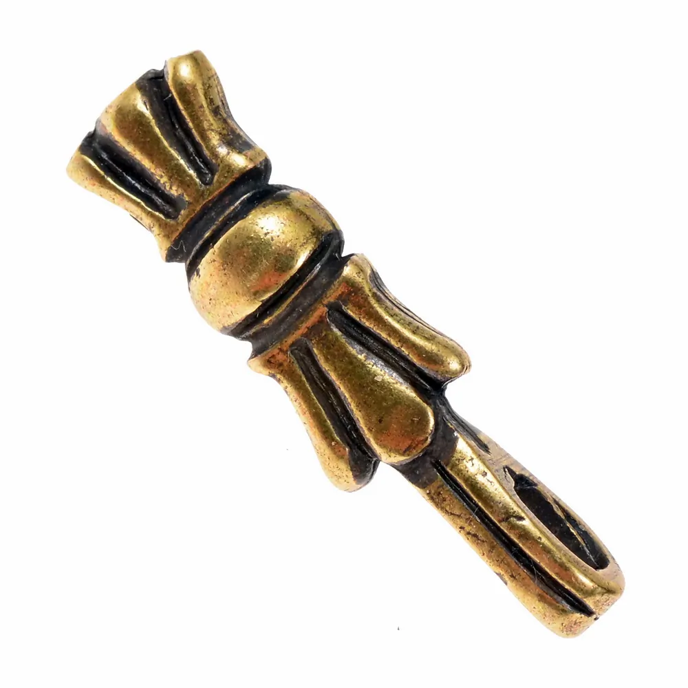 [08 Ma-0 Kneb-Oes-me] Mittelalterlicher Gürtelbeschlag mit Öse – Knebel-Replik für Gürtel des 12.–14. Jahrhunderts (bronze)